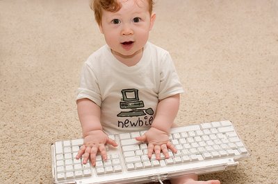 bebe teclando en un computador