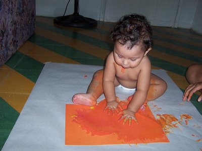 Niña Pintando con sus dedos y manos