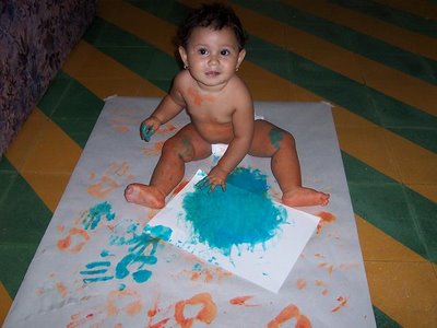 arte en preescolar actividad dactilopintura con niña de 1 año