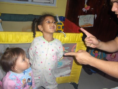 Padre disciplinando a sus hijas