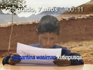 leyendo en quechua idioma indigena peruano