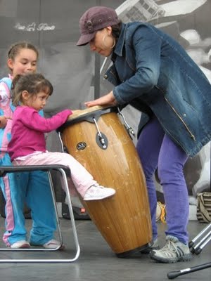 Niña pequeña tocando el tambor