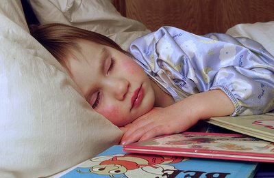 Niña durmiendo con libros