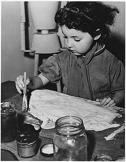 Niña Pintando y aprendiendo