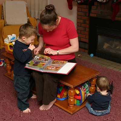 Mama enseñandole a sus hijos