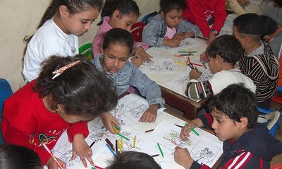 Niños disciplinados trabajando en clase