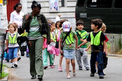 profesora llevando a niños a un paseo